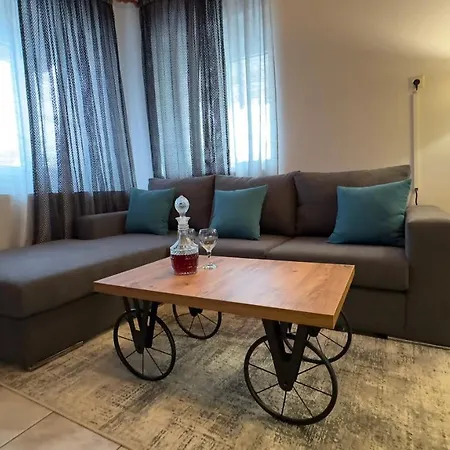 Bt's Tríkala